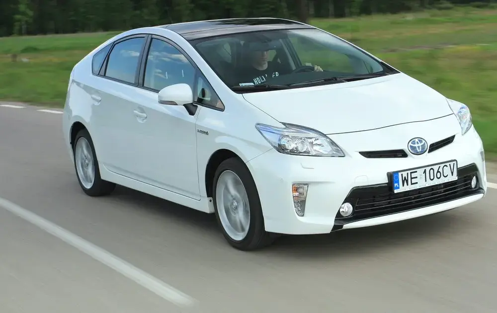 Toyota Prius czy warto? Odkryj zalety i wady przed zakupem