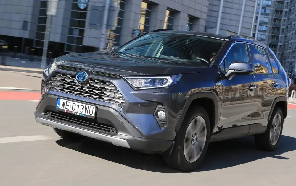 Toyota RAV4 hybryda czy benzyna - co wybrać, by zaoszczędzić?