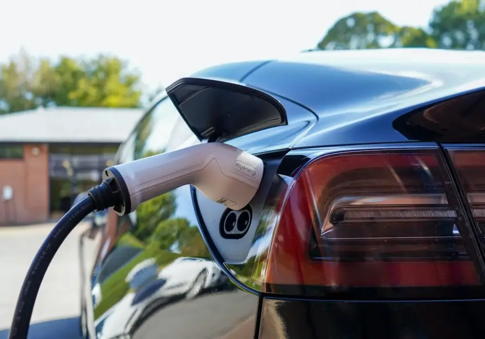 Ile kosztuje ubezpieczenie samochodu elektrycznego? Sprawdź ceny i czynniki wpływające na koszty