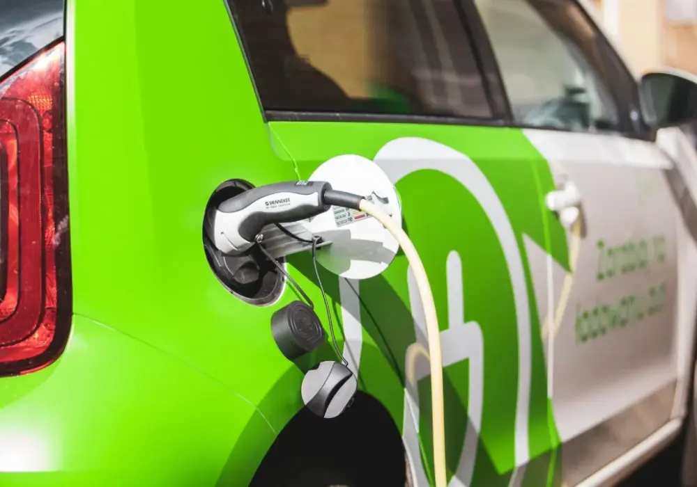 Ile kosztuje naładowanie samochodu elektrycznego na stacji? Ceny zaskakują
