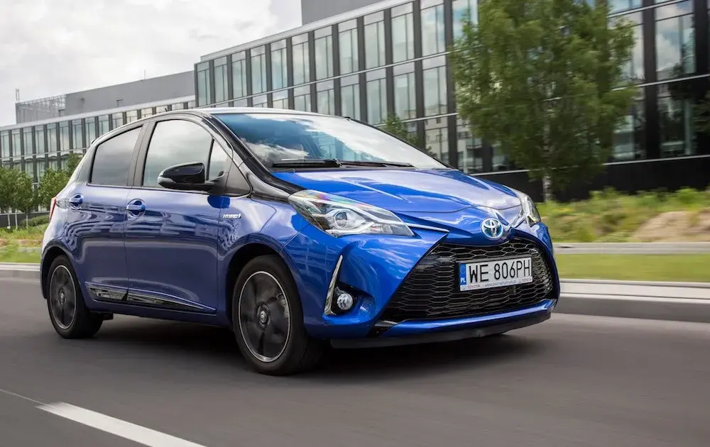 Toyota Yaris Hybrid czy warto? Odkryj zalety i wady tego modelu