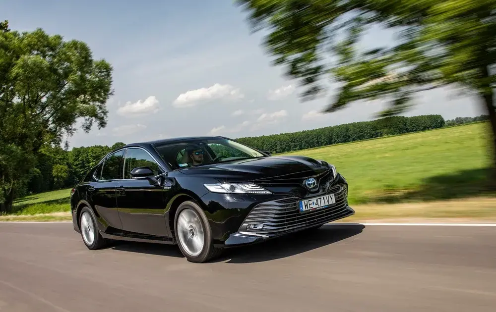 Ile pali Toyota Camry Hybrid? Zaskakujące wyniki spalania w praktyce