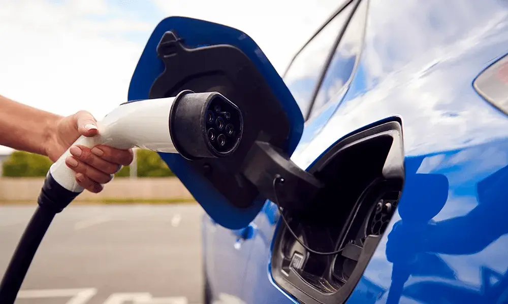 Ile kosztuje przejechanie 100 km samochodem elektrycznym? Zaskakujące fakty!