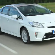 Toyota Prius czy warto? Odkryj zalety i wady przed zakupem