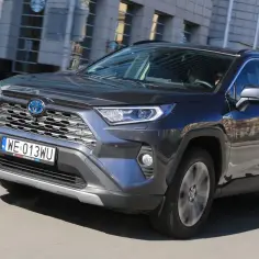 Toyota RAV4 hybryda czy benzyna - co wybrać, by zaoszczędzić?