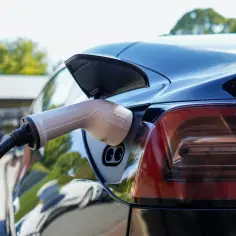 Ile kosztuje ubezpieczenie samochodu elektrycznego? Sprawdź ceny i czynniki wpływające na koszty