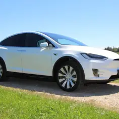 Ile kosztuje samochód elektryczny Tesla? Zaskakujące ceny modeli!
