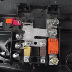 Czym smarować styki elektryczne w samochodzie, aby uniknąć awarii?