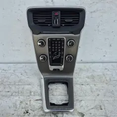 Konsola środkowa Volvo V40 z przyciskami i nawiewami.
