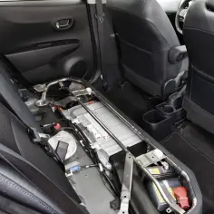 Gdzie jest akumulator w Toyota Yaris Hybrid? Oto zaskakujące miejsce