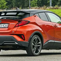 Ile kosztuje Toyota hybryda? Zobacz ceny i modele, które warto znać