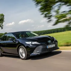 Ile pali Toyota Camry Hybrid? Zaskakujące wyniki spalania w praktyce