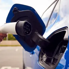 Ile kosztuje przejechanie 100 km samochodem elektrycznym? Zaskakujące fakty!