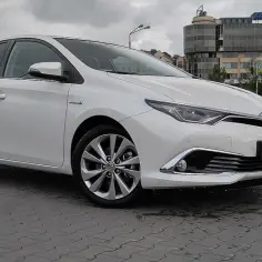 Toyota Prius czy Auris Hybrid - Który wybór jest lepszy dla Ciebie?