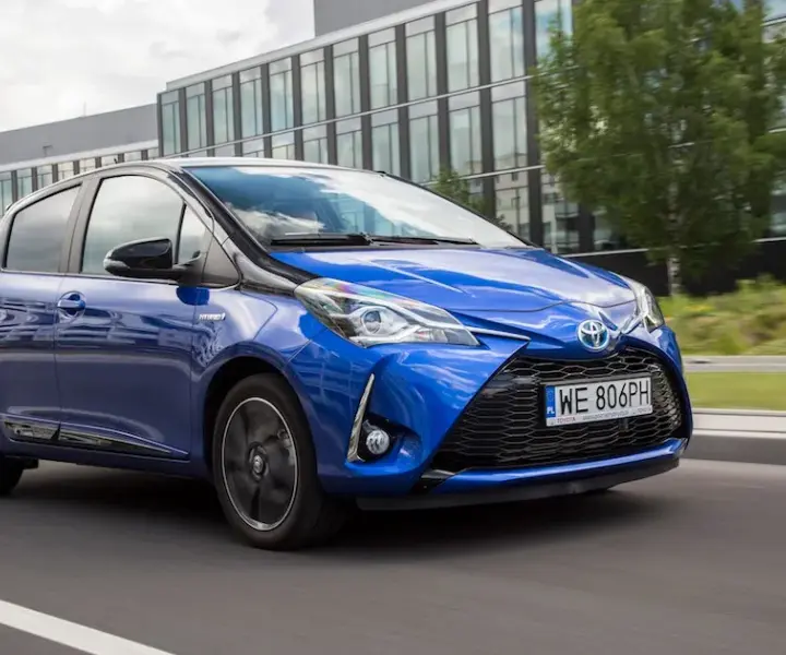 Toyota Yaris Hybrid czy warto? Odkryj zalety i wady tego modelu