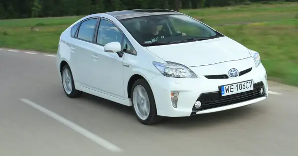 Toyota Prius czy warto? Odkryj zalety i wady przed zakupem