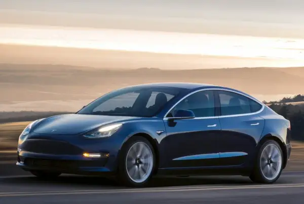 Tesla potrzebuje benzyny? Poznaj prawdę o napędzie elektrycznym