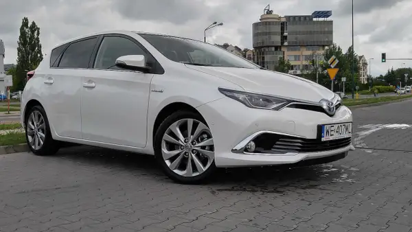Toyota Prius czy Auris Hybrid - Który wybór jest lepszy dla Ciebie?